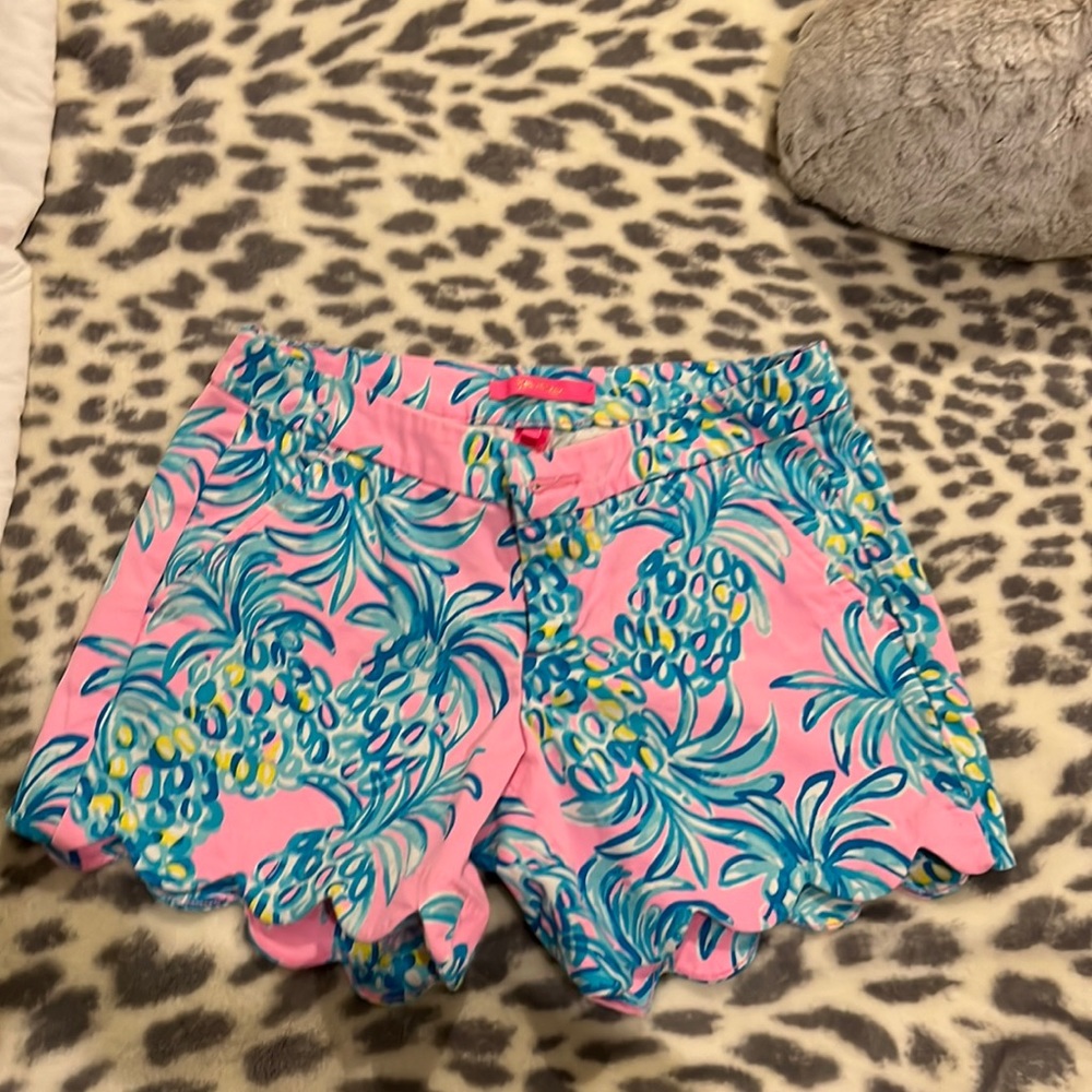 Lilly Pulitzer shorts scallop hem pineapples and pink size 2 like new